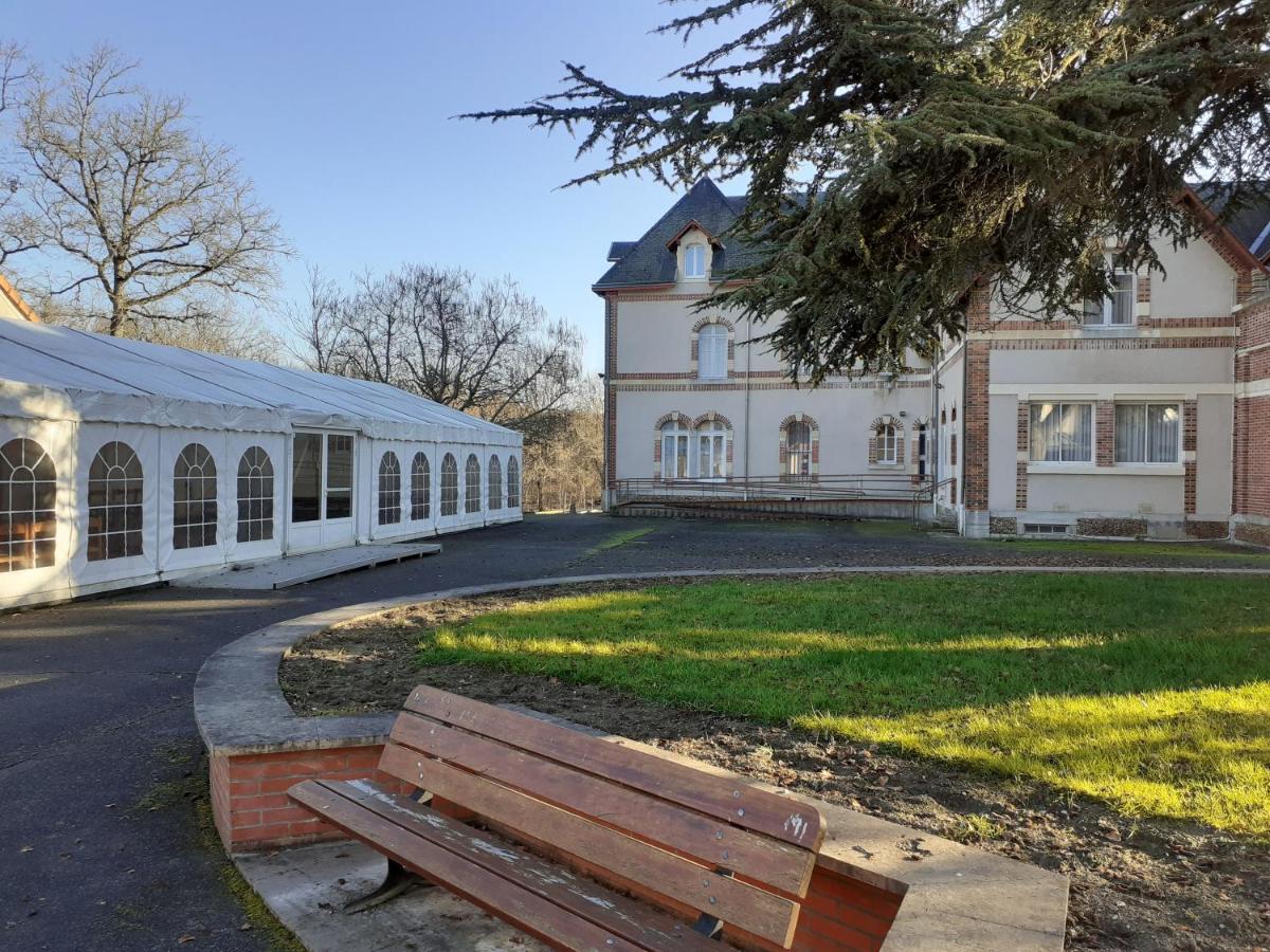 Hotel-Restaurant Domaine De La Grande Garenne Neuvy-sur-Barangeon Eksteriør billede