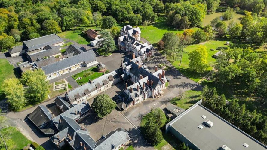 Hotel-Restaurant Domaine De La Grande Garenne Neuvy-sur-Barangeon Eksteriør billede