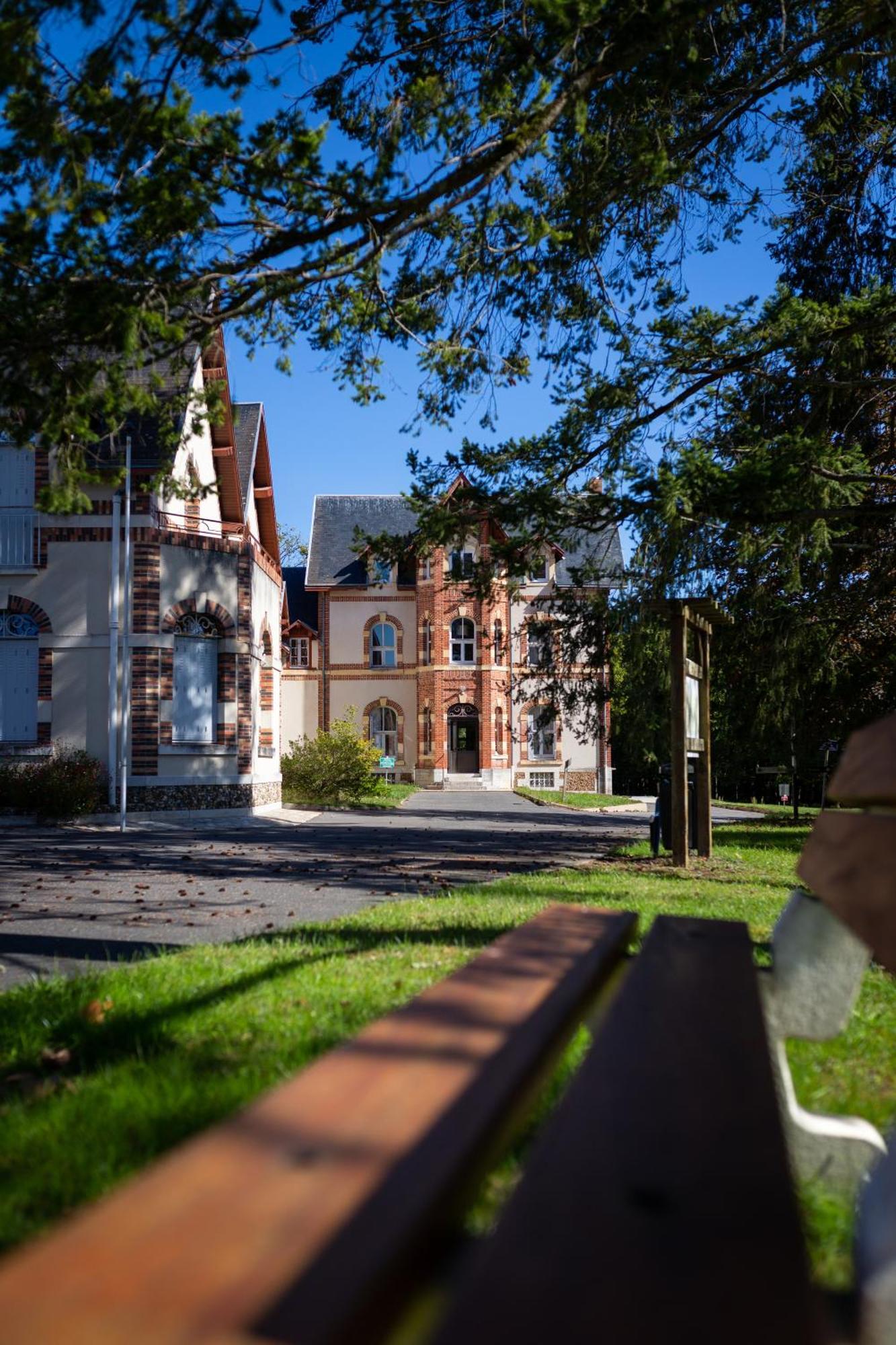 Hotel-Restaurant Domaine De La Grande Garenne Neuvy-sur-Barangeon Eksteriør billede