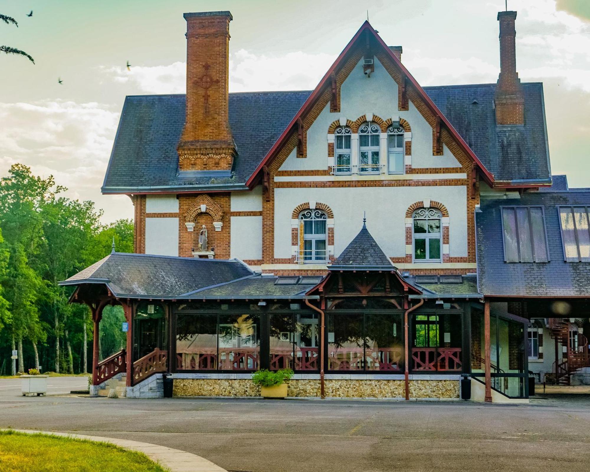 Hotel-Restaurant Domaine De La Grande Garenne Neuvy-sur-Barangeon Eksteriør billede