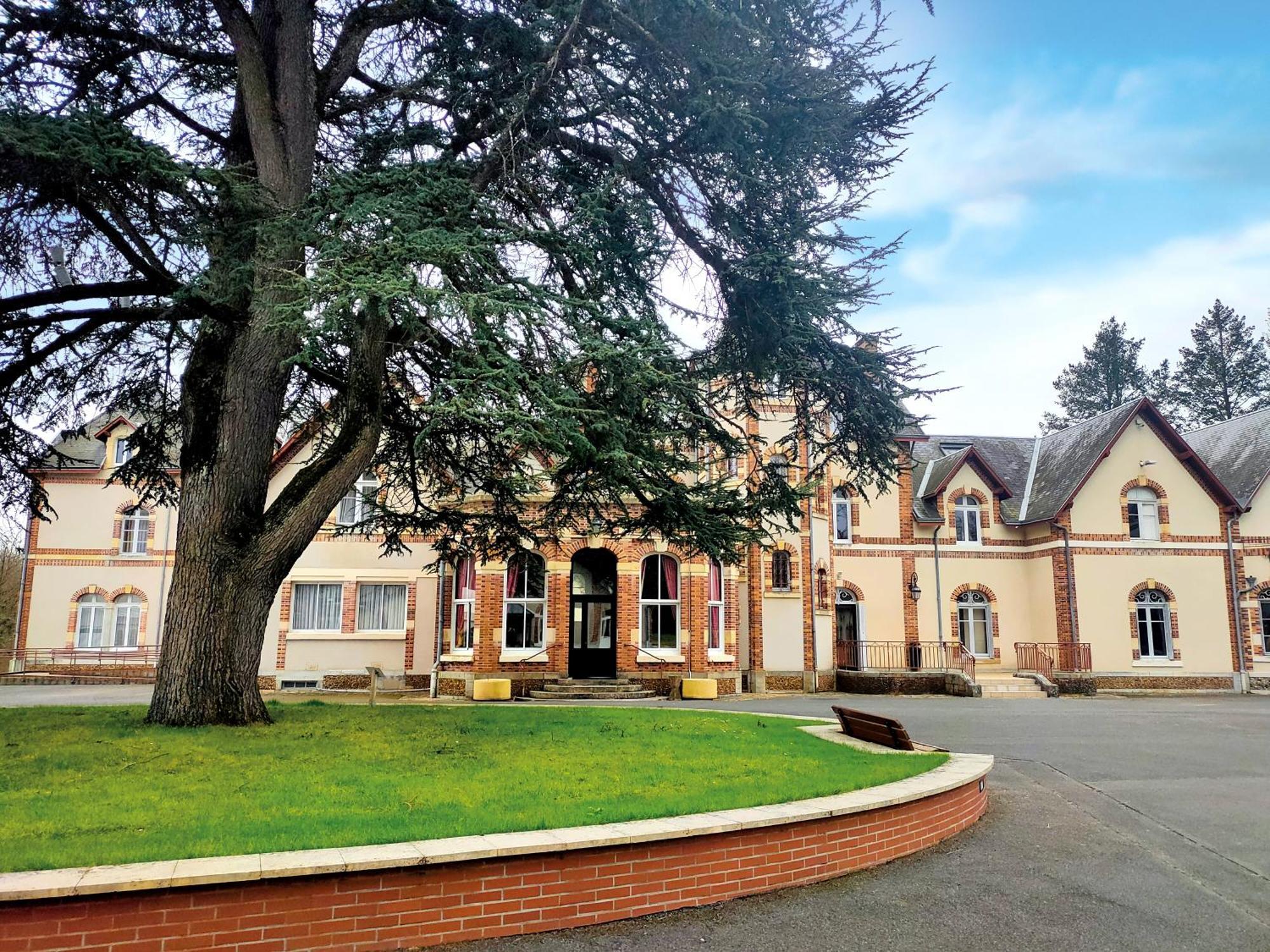 Hotel-Restaurant Domaine De La Grande Garenne Neuvy-sur-Barangeon Eksteriør billede