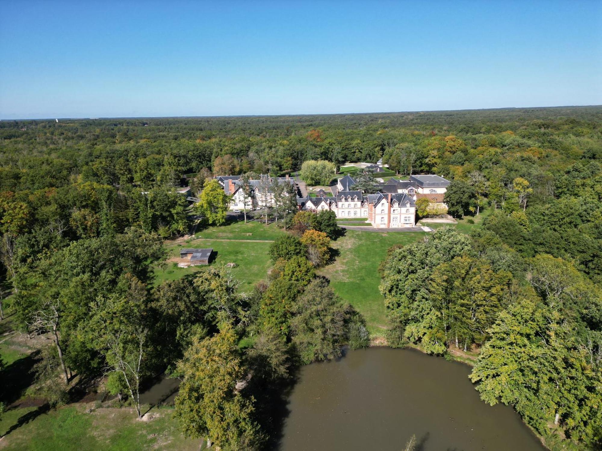 Hotel-Restaurant Domaine De La Grande Garenne Neuvy-sur-Barangeon Eksteriør billede